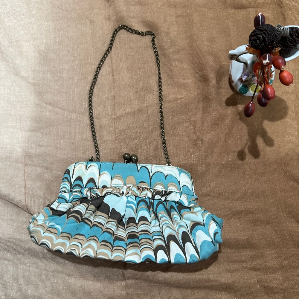 GAP Small multicolored purse with chain strap and snap closure,good condition. - Picture 2 of 7
